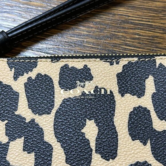 NWT Coach Leopard Print Zipper Wristlet - Picture 2 of 7